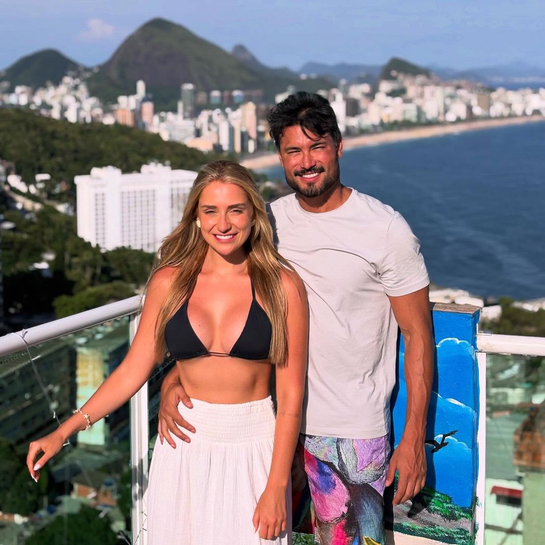 Casal com vista para o mar