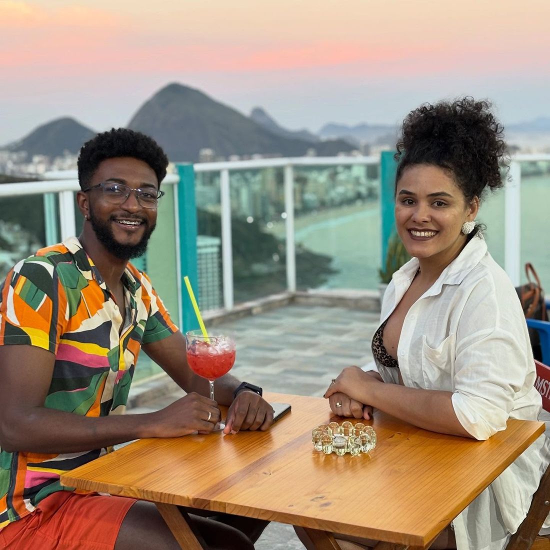 Casal brindando com drinks