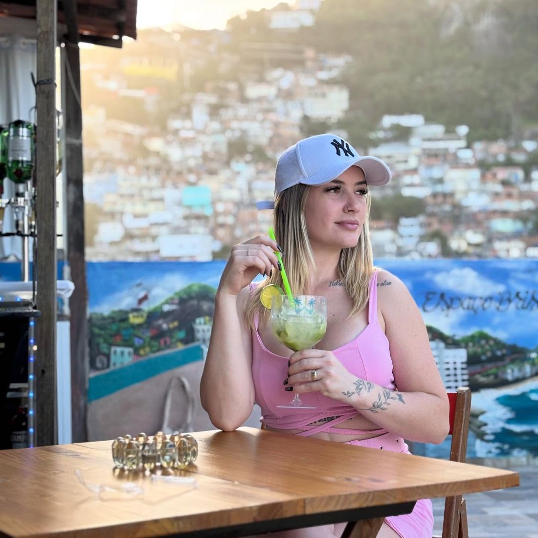 Caipirinha na mesa com vista
