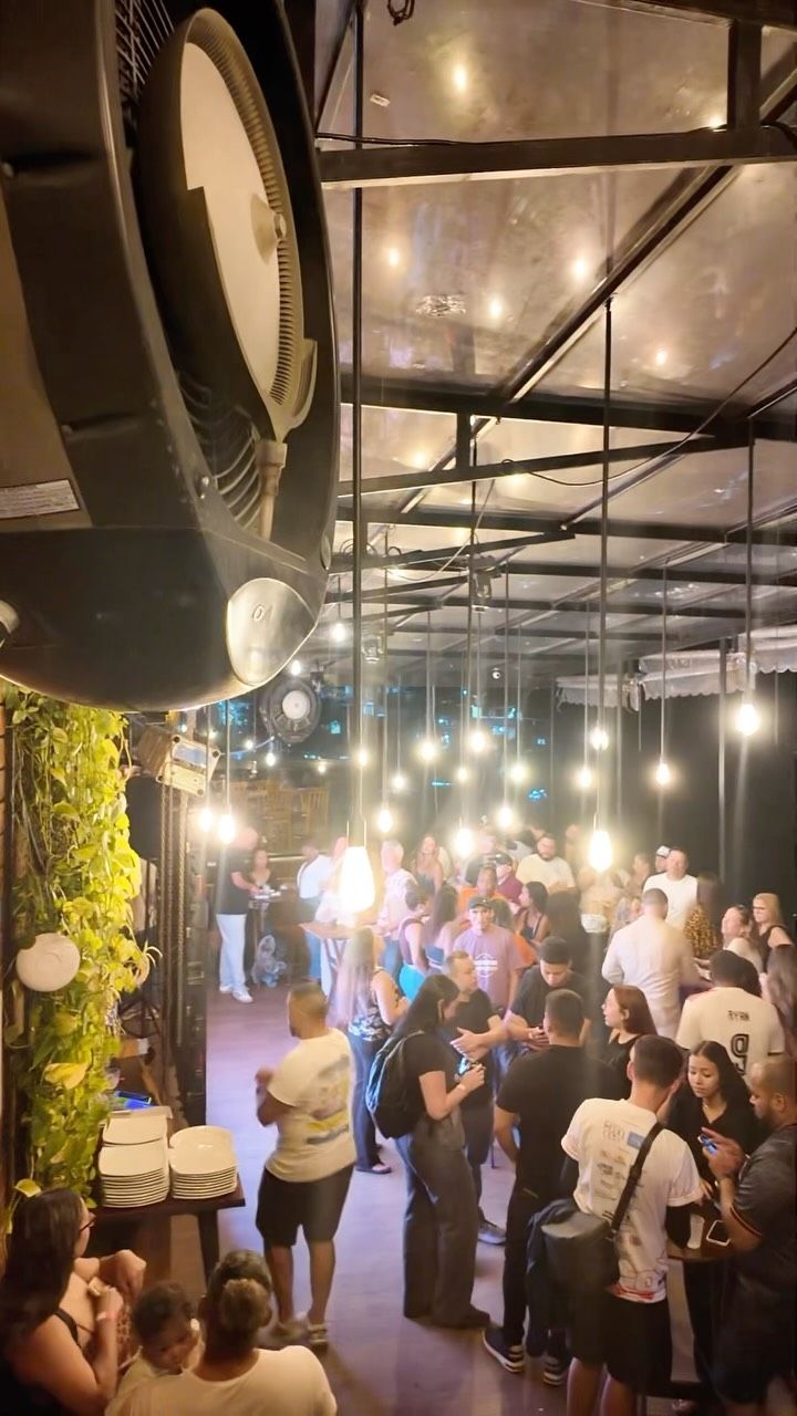 Festa à noite no Espaço Brisa